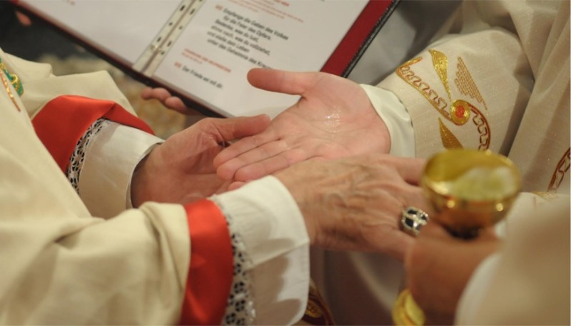 Priesterweihe, Salbung der Hände | © Augustiner Wien | Foto: Franz Josef Rupprecht